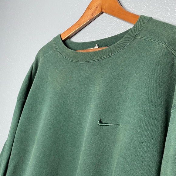 vintage forest green nike crewneck sweatshirt 90's fashion